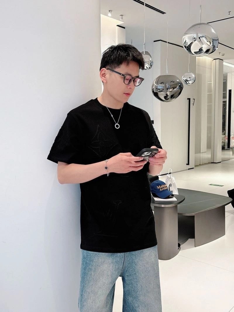 Classic Louis Vuitton T-Shirts 133634