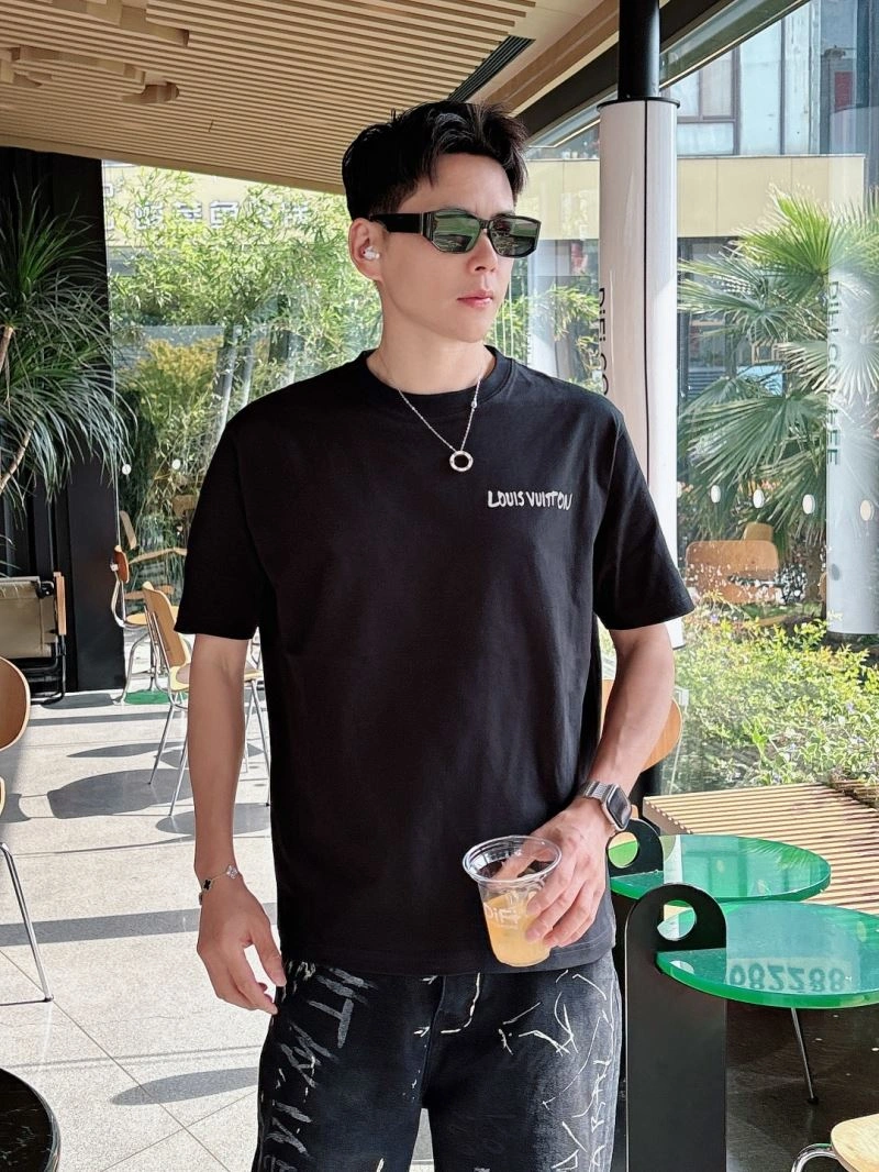 UrbanChic Louis Vuitton T-Shirts 133620