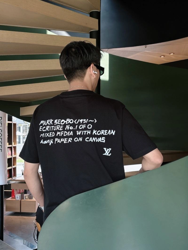 UrbanChic Louis Vuitton T-Shirts 133620