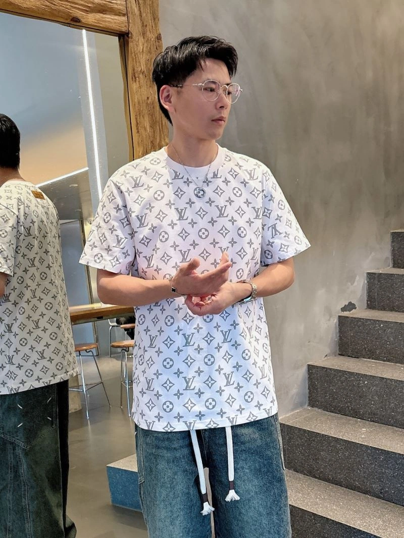 Premium Louis Vuitton T-Shirts 133625