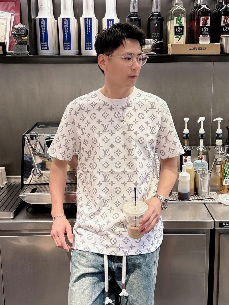 Premium Louis Vuitton T-Shirts 133625
