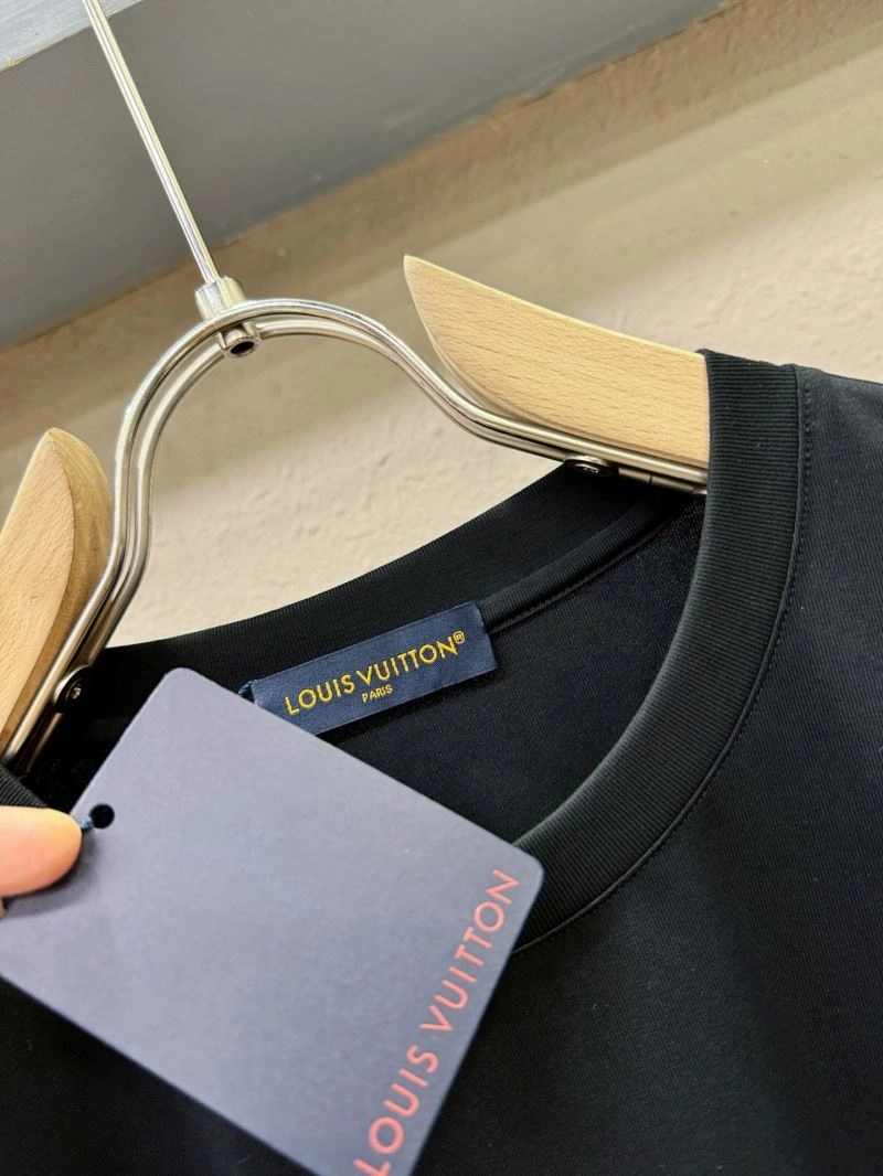 Functional Louis Vuitton T-Shirts 133619