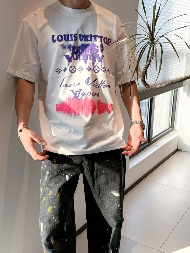 Sleek Louis Vuitton T-Shirts 133557