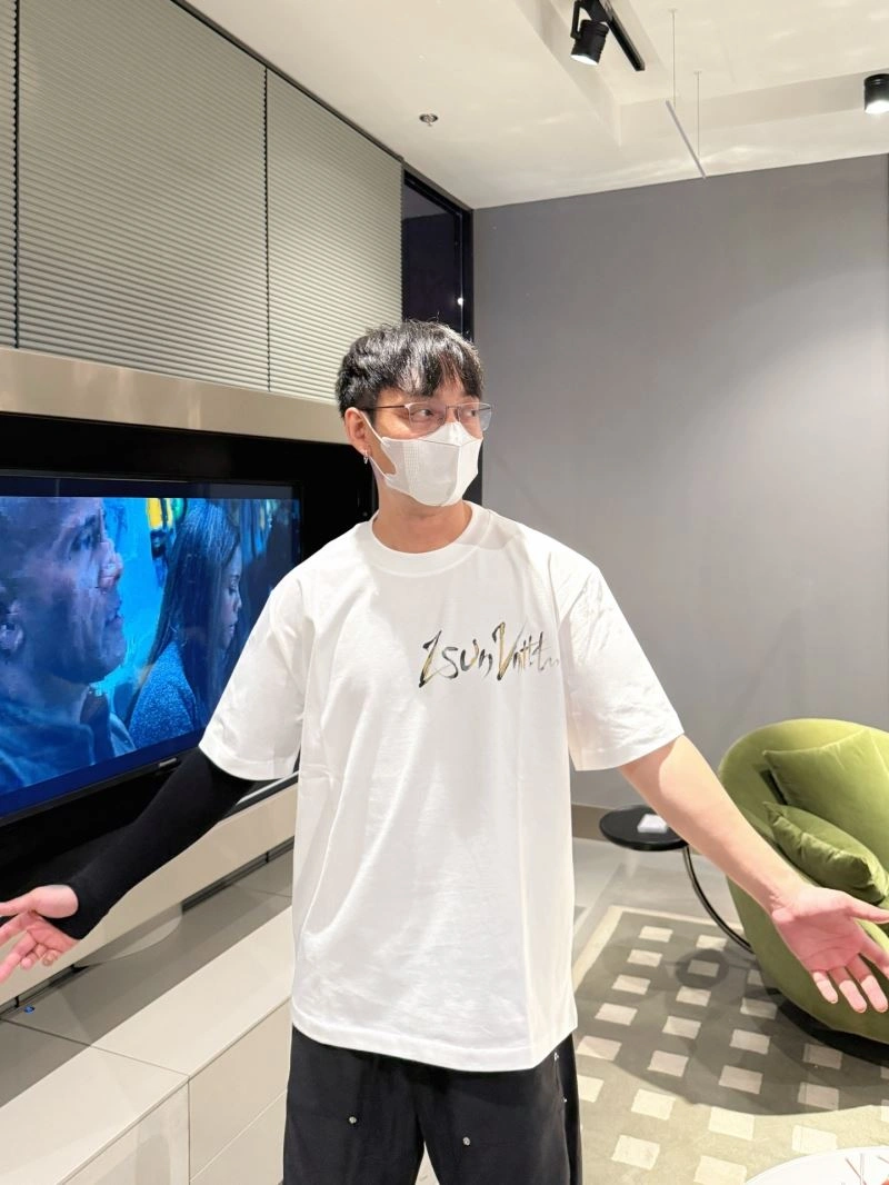 Neat Louis Vuitton T-Shirts 133555