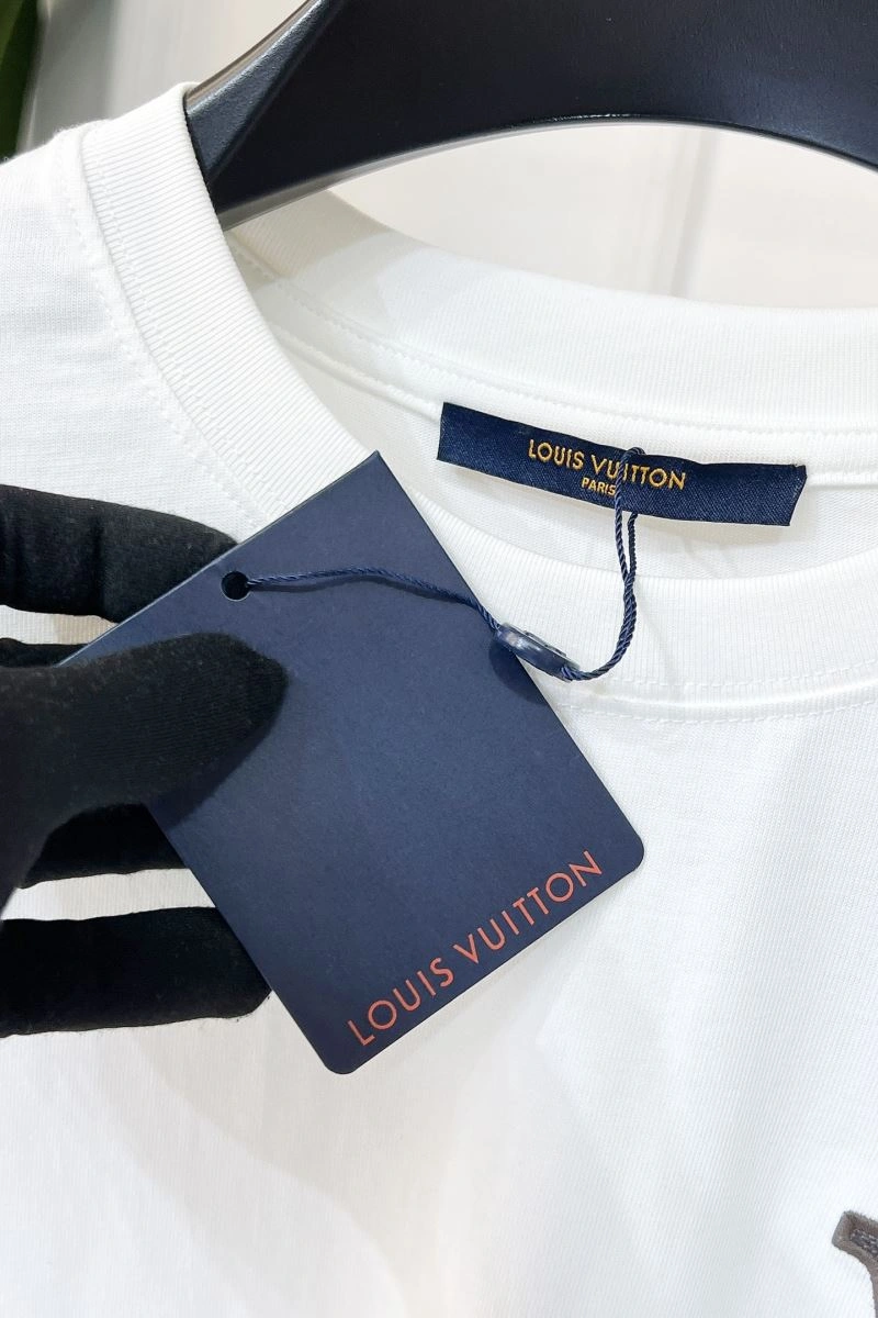 Sleek Louis Vuitton T-Shirts 133506