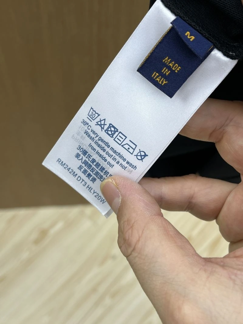 Functional Louis Vuitton T-Shirts 133449