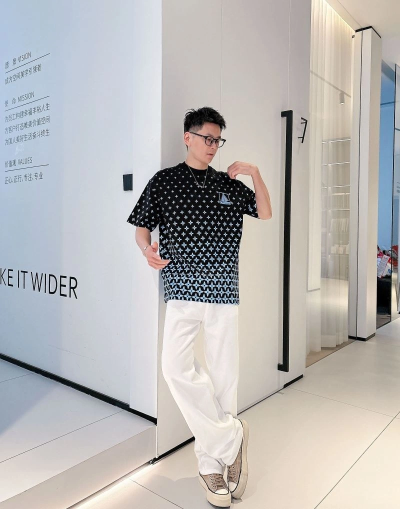 Louis Vuitton T-Shirts Neat 133379