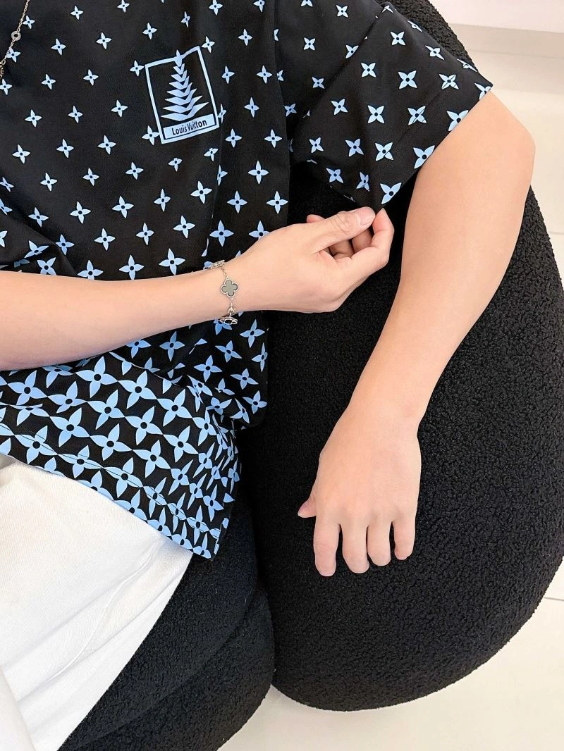 Louis Vuitton T-Shirts Neat 133379