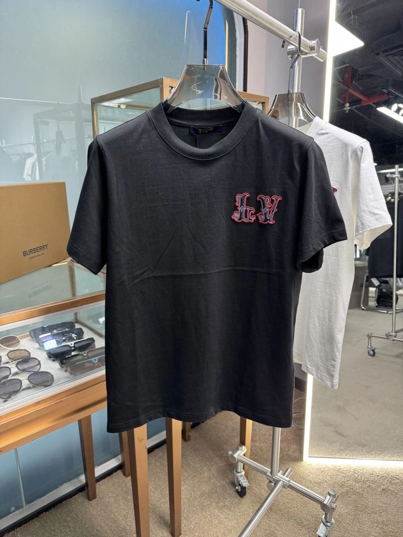 Lightweight Louis Vuitton T-Shirts 133348