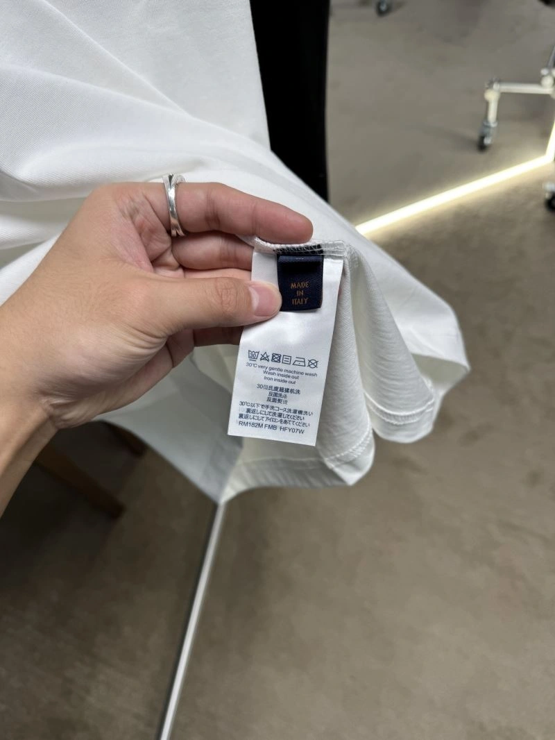Lightweight Louis Vuitton T-Shirts 133348