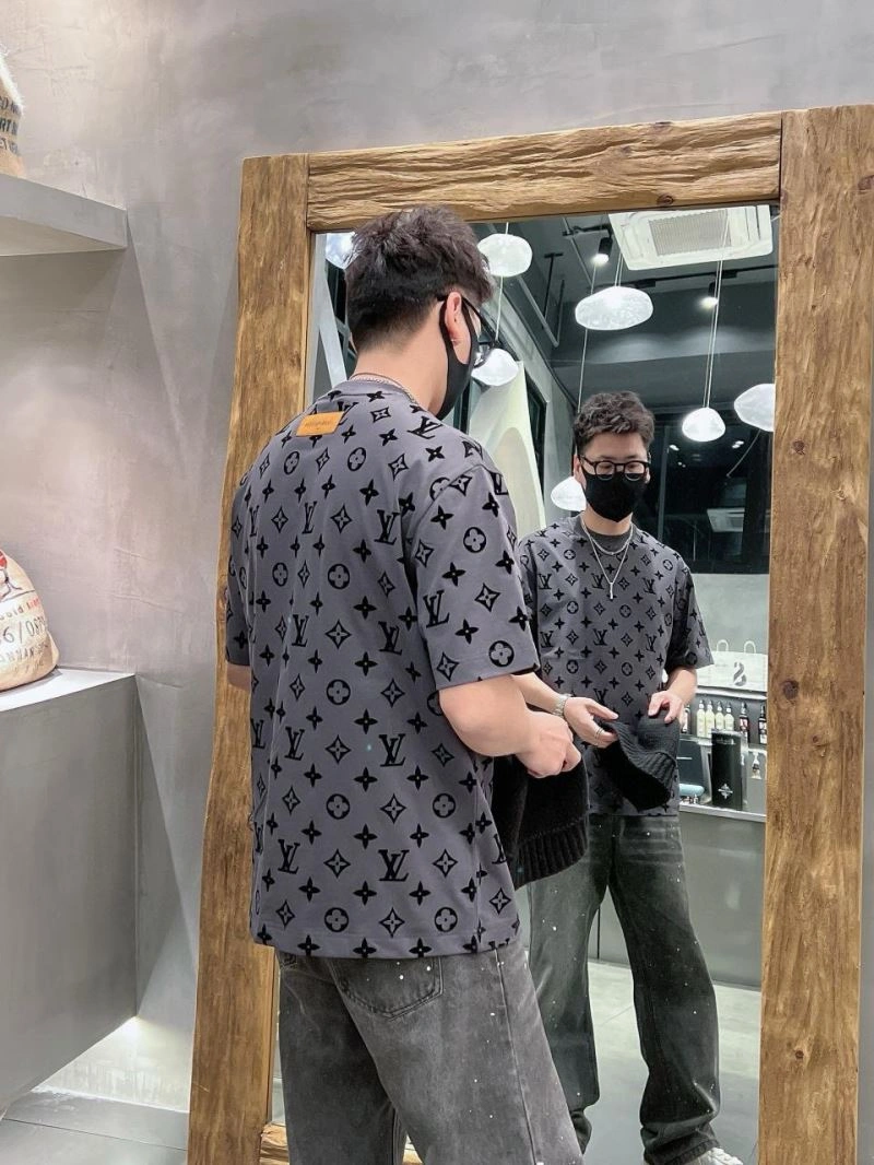Louis Vuitton T-Shirts Youthful 133334
