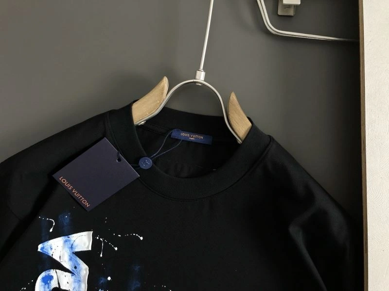 Premium Louis Vuitton T-Shirts 133282