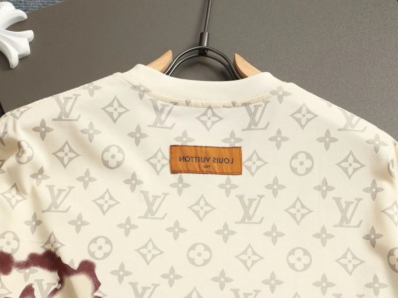 Flexible Louis Vuitton T-Shirts 133242