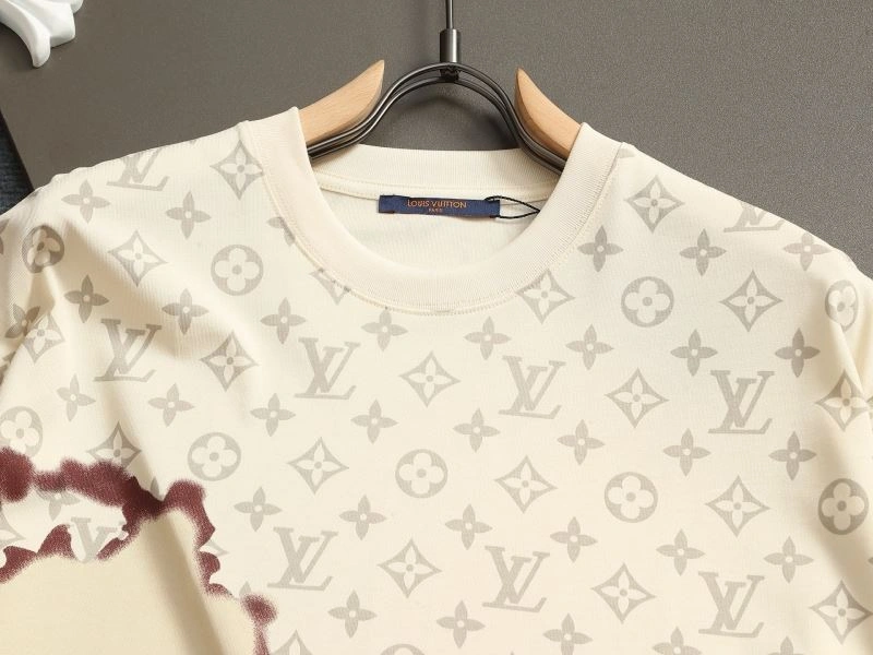 Flexible Louis Vuitton T-Shirts 133242