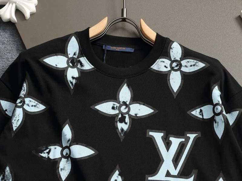Louis Vuitton T-Shirts Elegant 133245