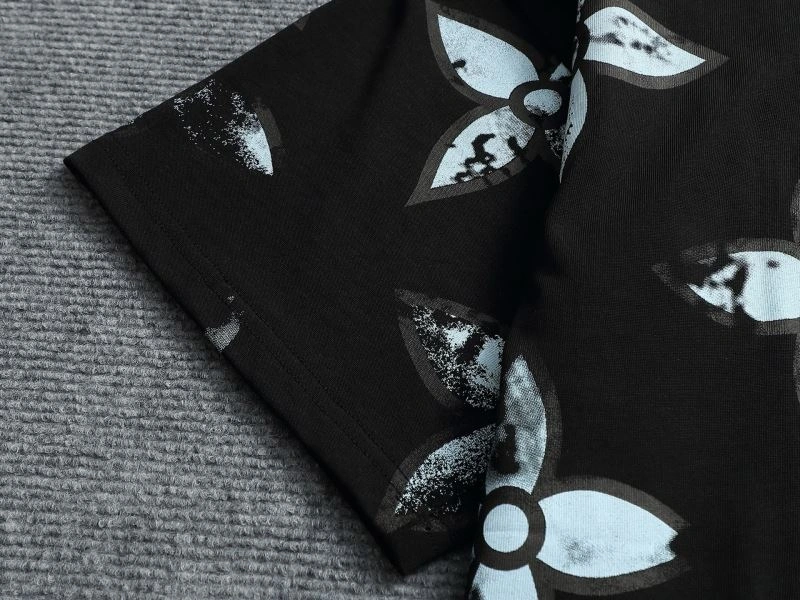 Louis Vuitton T-Shirts Elegant 133245