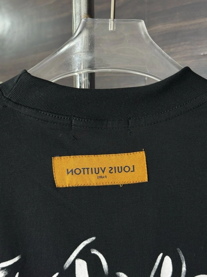 Louis Vuitton T-Shirts Versatile 133189