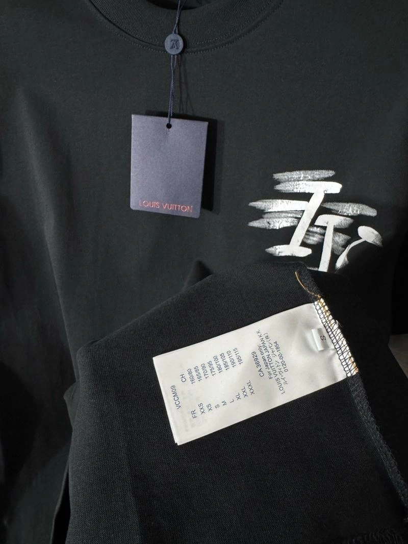 Louis Vuitton T-Shirts Versatile 133189