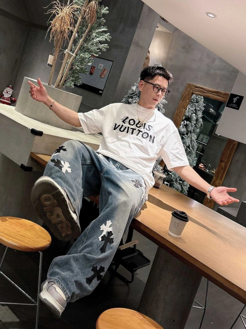 Functional Louis Vuitton T-Shirts 132637