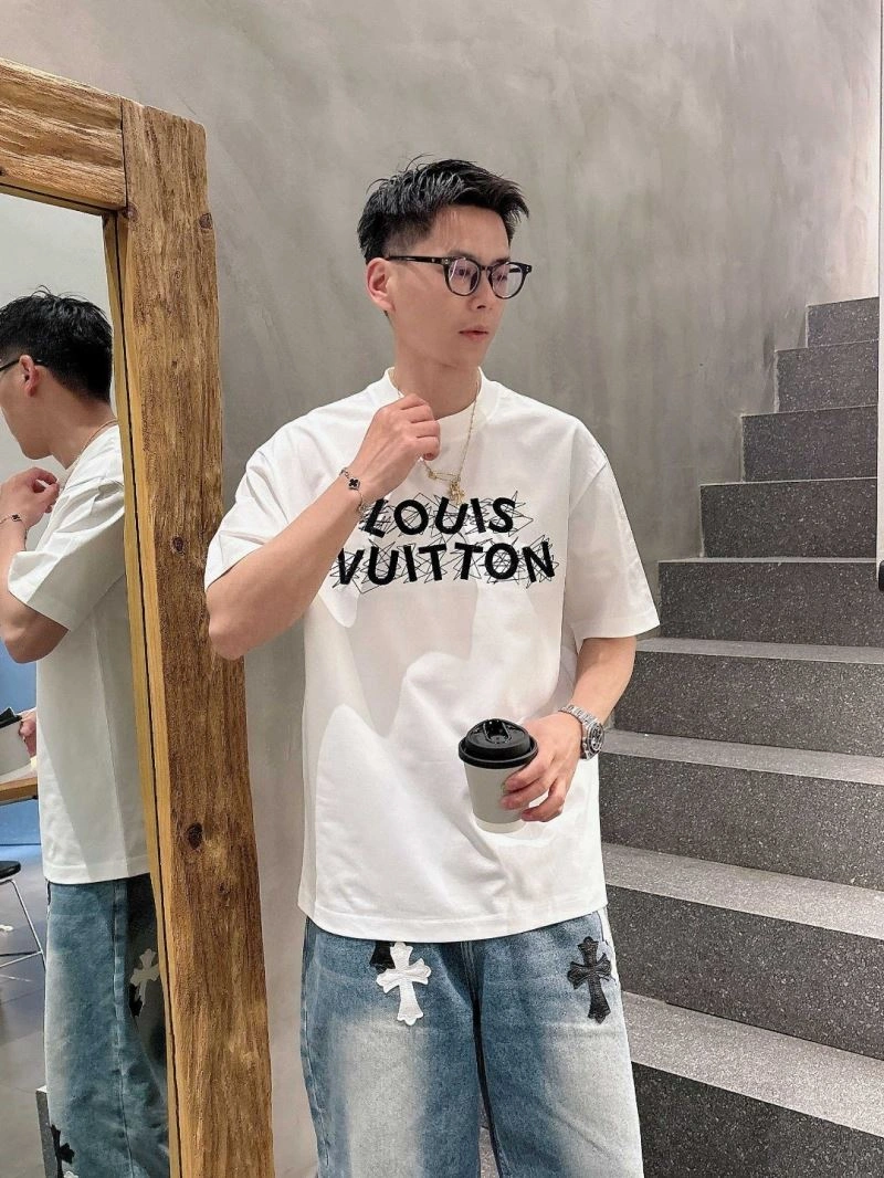 Functional Louis Vuitton T-Shirts 132637