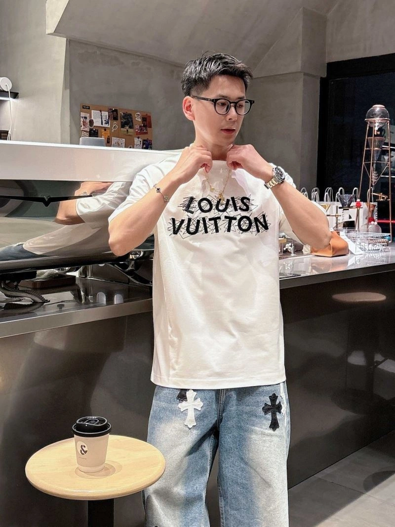 Functional Louis Vuitton T-Shirts 132637
