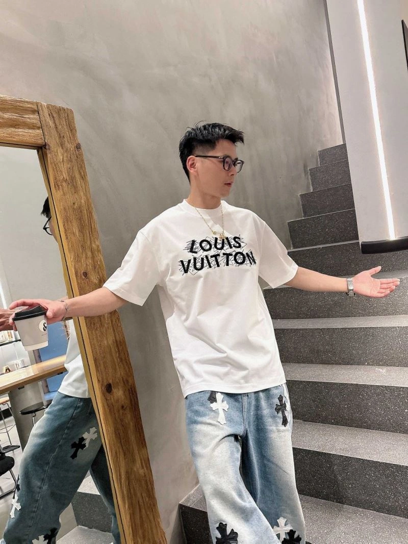 Functional Louis Vuitton T-Shirts 132637