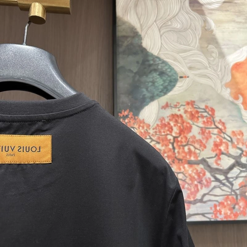 Louis Vuitton T-Shirts UrbanChic 132567