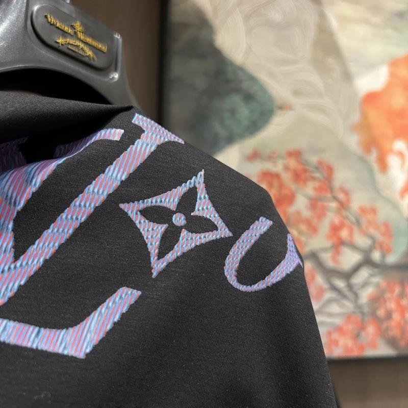 Louis Vuitton T-Shirts UrbanChic 132567