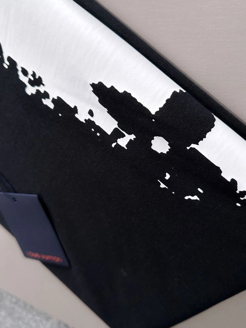 Minimalist Louis Vuitton T-Shirts 132534