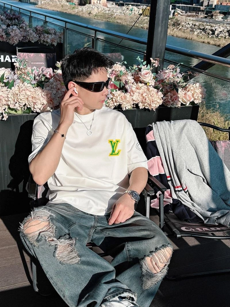 Louis Vuitton T-Shirts Lightweight 132500