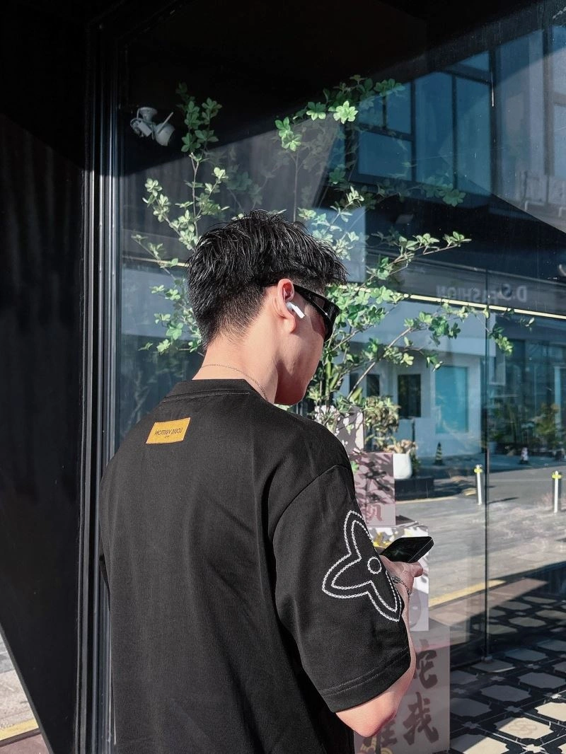 Flexible Louis Vuitton T-Shirts 132504
