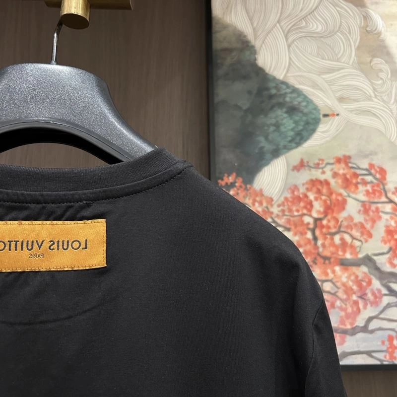 Contemporary Louis Vuitton T-Shirts 132415