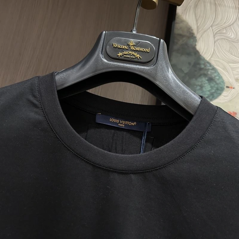 Contemporary Louis Vuitton T-Shirts 132415