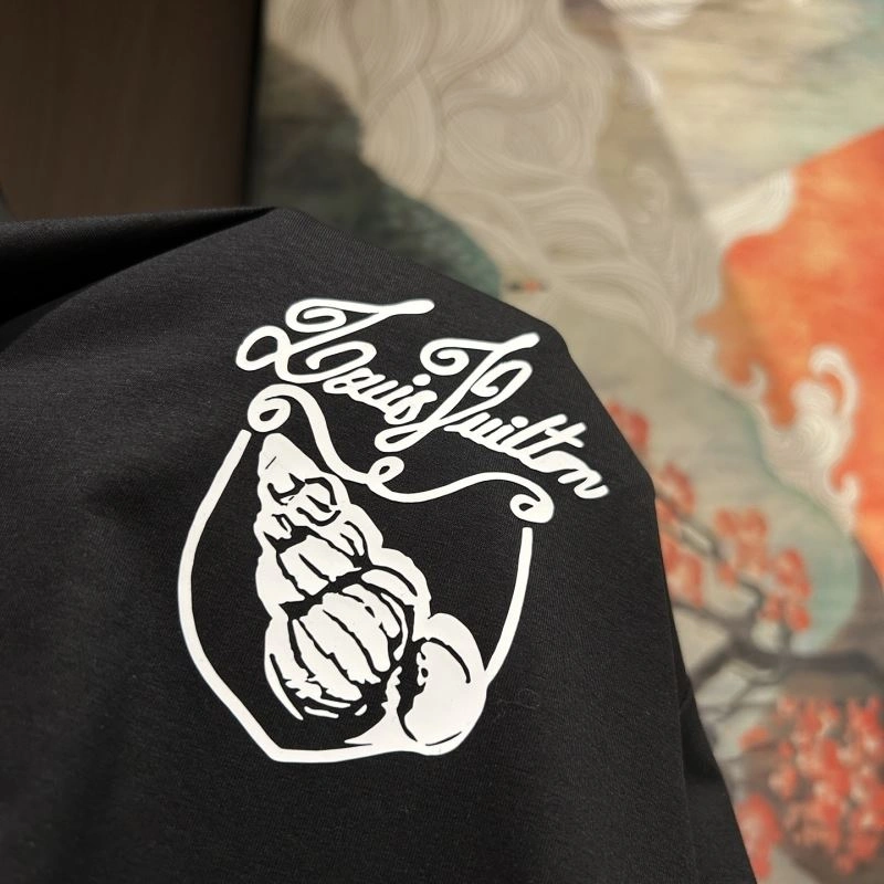 Contemporary Louis Vuitton T-Shirts 132415