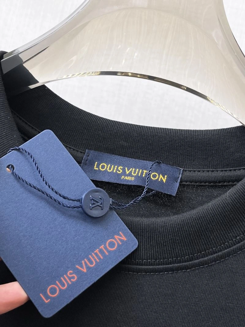 Fashionable Louis Vuitton T-Shirts 132384