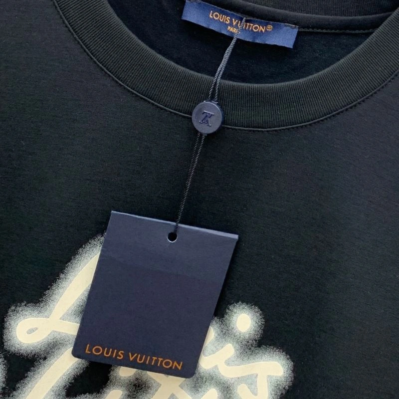 Minimalist Louis Vuitton T-Shirts 132357