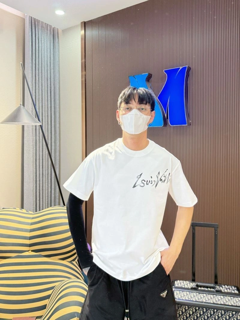 Louis Vuitton T-Shirts Snug 132310