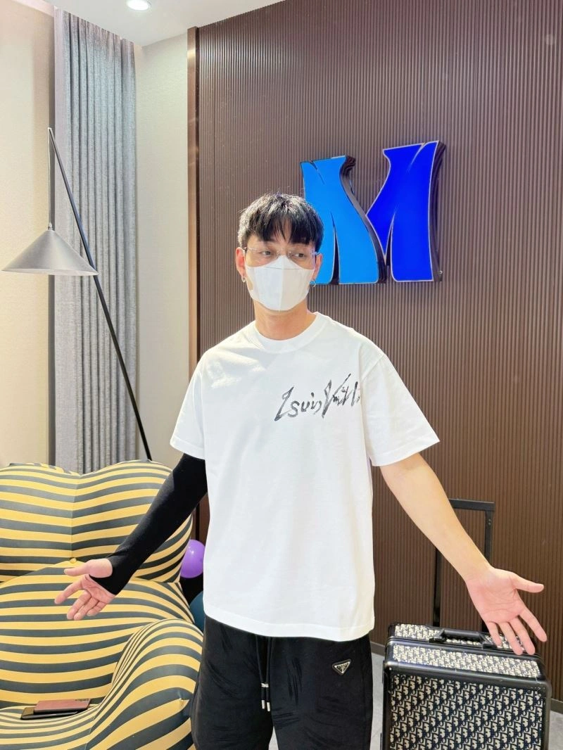 Louis Vuitton T-Shirts Snug 132310