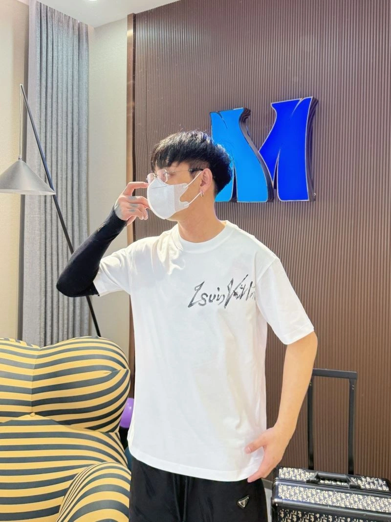 Louis Vuitton T-Shirts Snug 132310
