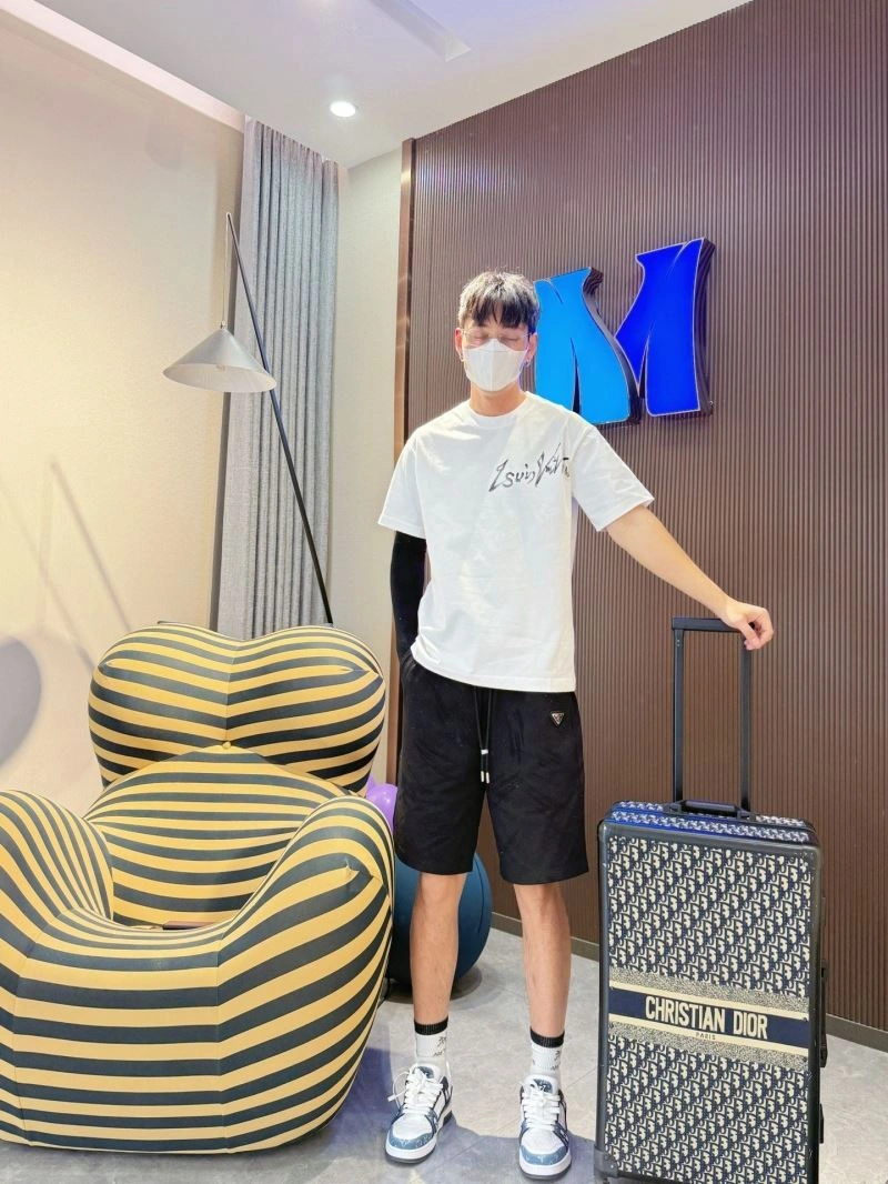Louis Vuitton T-Shirts Snug 132310