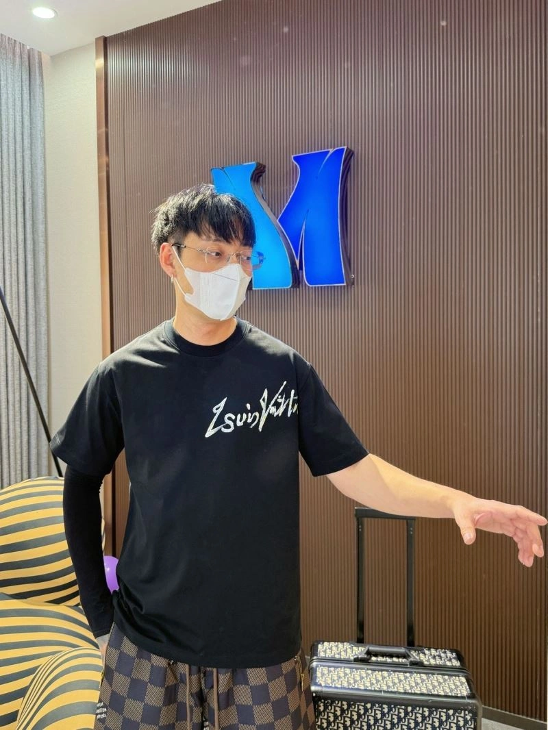 Breathable Louis Vuitton T-Shirts 132305
