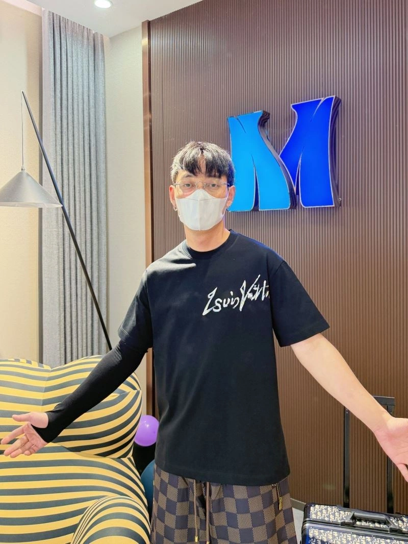 Breathable Louis Vuitton T-Shirts 132305