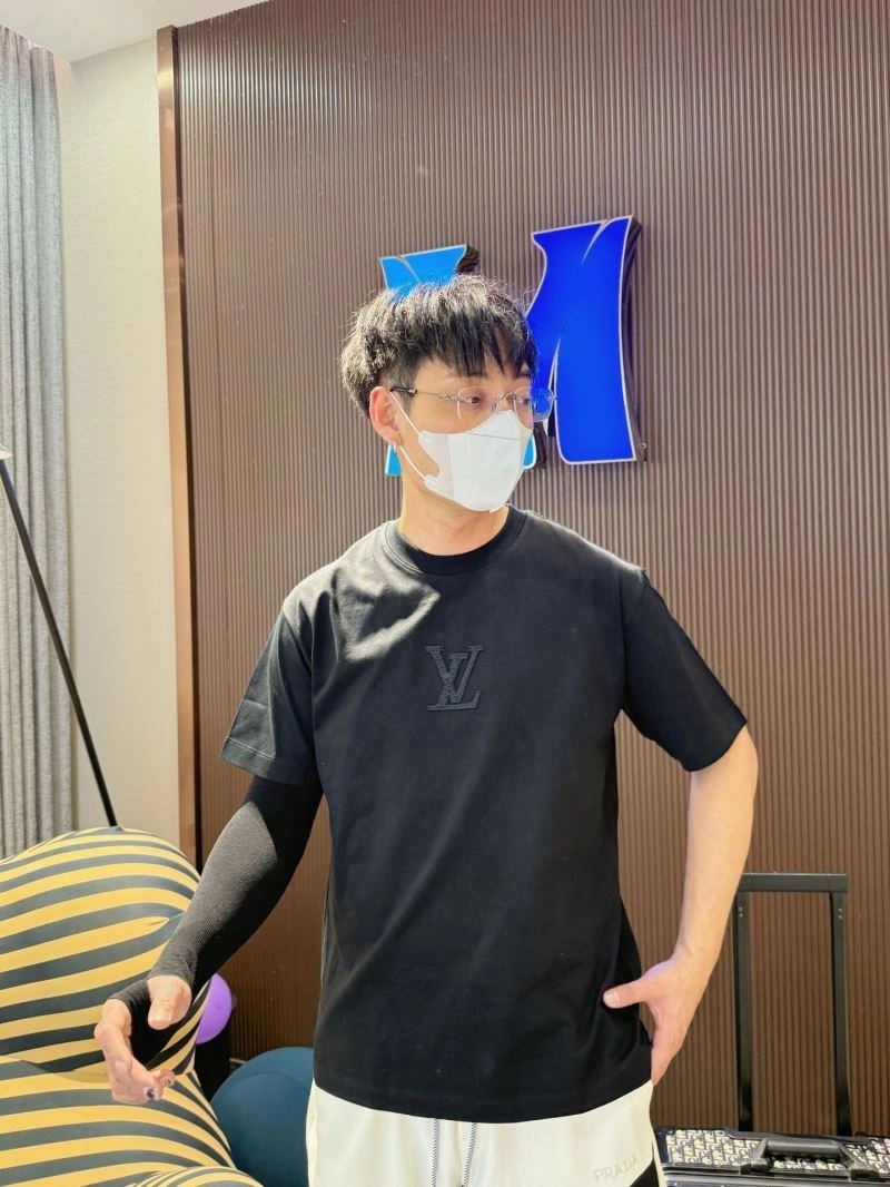Upgraded Louis Vuitton T-Shirts 132287