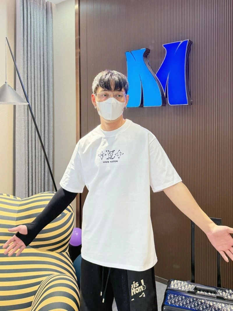 TravelReady Louis Vuitton T-Shirts 132280