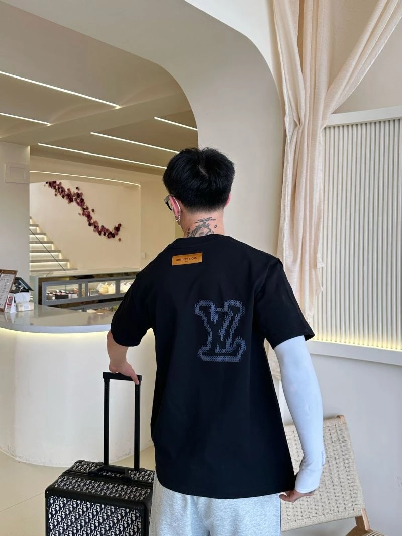 Modern Louis Vuitton T-Shirts 132274