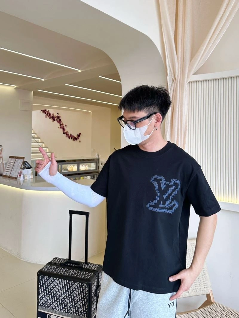 Modern Louis Vuitton T-Shirts 132274