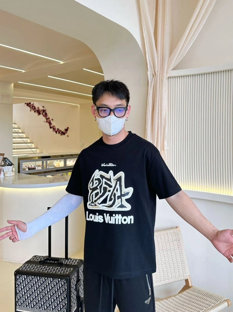 Lightweight Louis Vuitton T-Shirts 132271