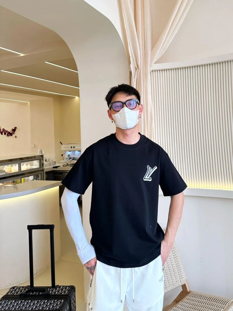 Bold Louis Vuitton T-Shirts 132251