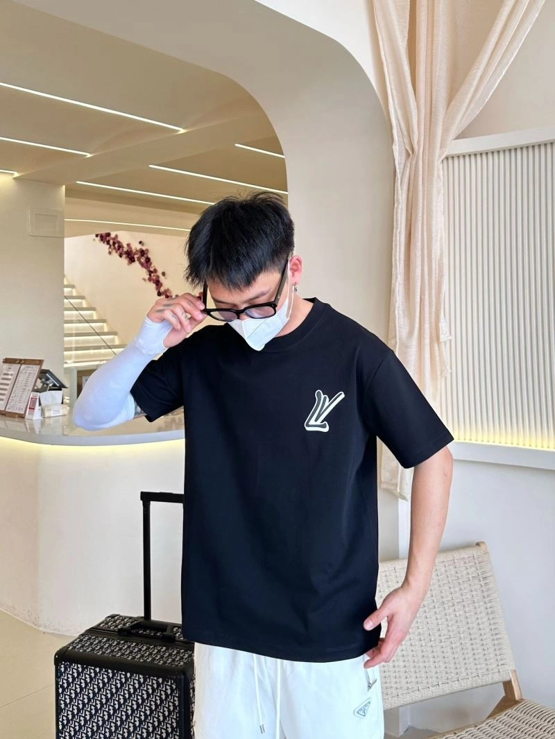 Bold Louis Vuitton T-Shirts 132251
