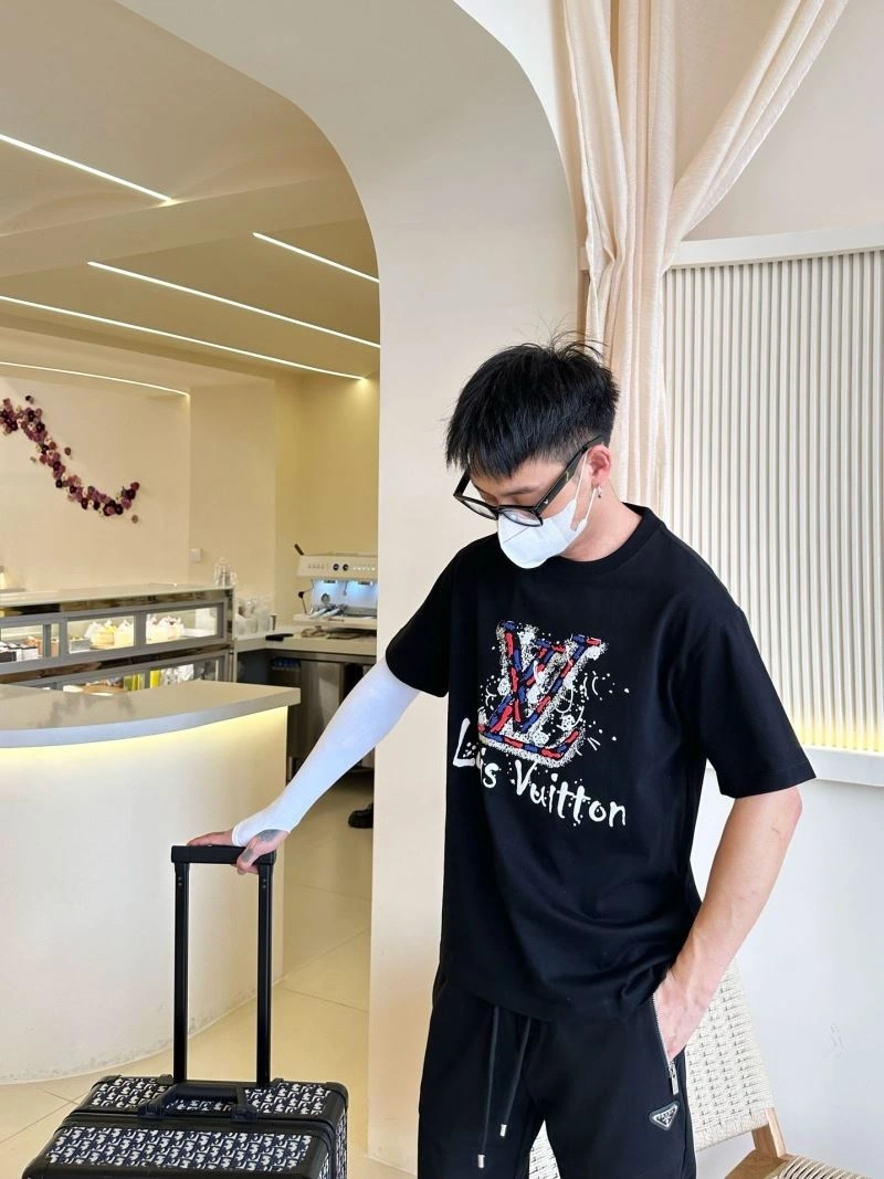 Compact Louis Vuitton T-Shirts 132252